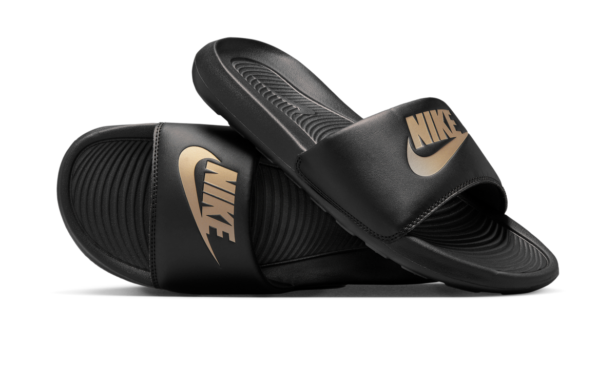 Overkicks - Nike Victori One Slide Black Metallic Gold (CN9675-006) - vista lateral