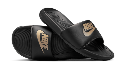 Overkicks - Nike Victori One Slide Black Metallic Gold (CN9675-006) - vista lateral