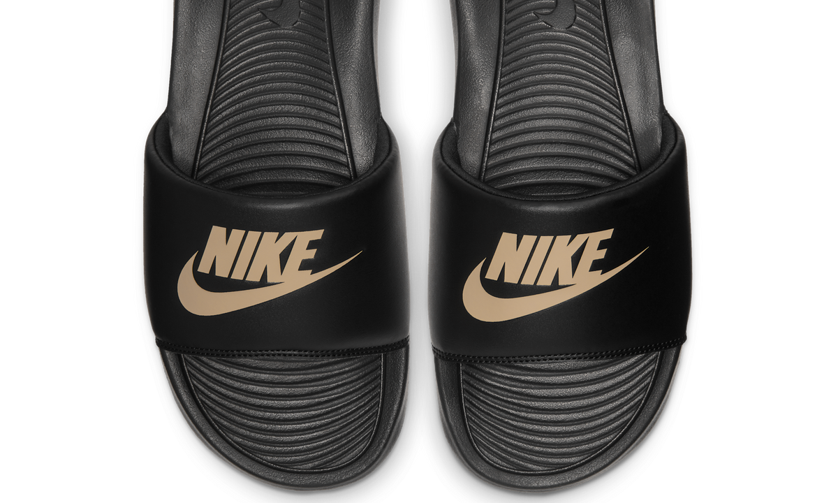 Overkicks - Nike Victori One Slide Black Metallic Gold (CN9675-006) - vista trasera