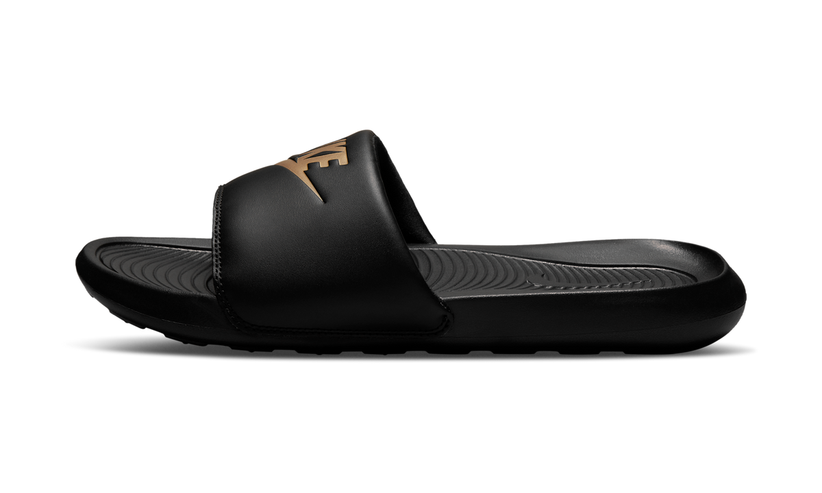 Overkicks - Nike Victori One Slide Black Metallic Gold (CN9675-006) - par completo