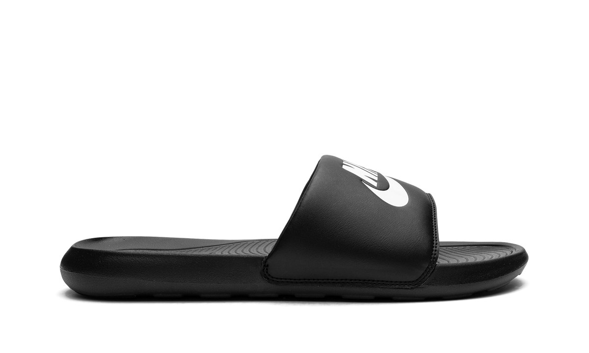 Overkicks - Nike Victori One Slide Black White (CN9675-002) - detalle talon