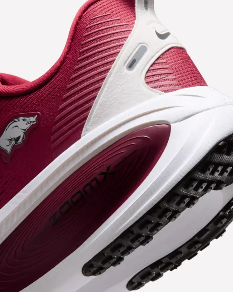 Overkicks - Nike Vomero 18 Arkansas (IQ6863-600) - detalle talon