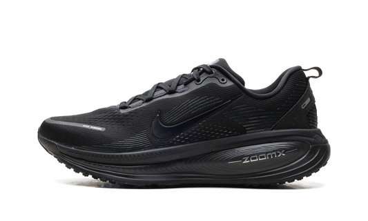 Overkicks - Nike Vomero 18 Black Dark Smoke Grey Light Smoke Grey (HM6803-005) - vista lateral