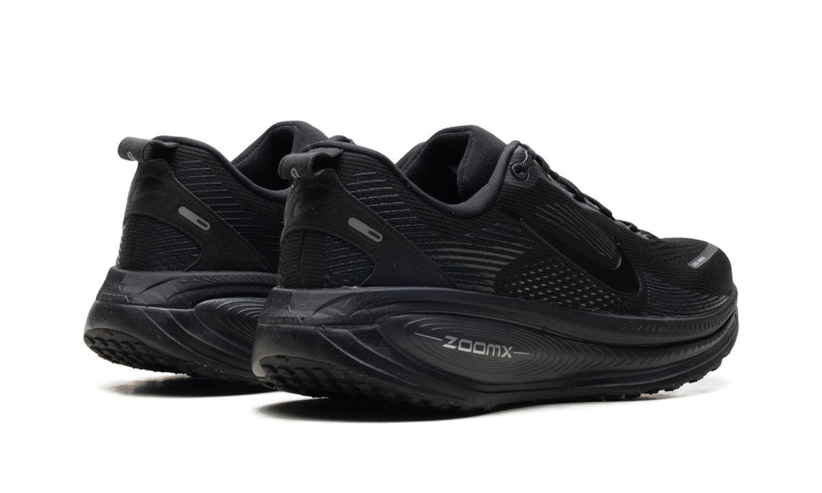 Overkicks - Nike Vomero 18 Black Dark Smoke Grey Light Smoke Grey (HM6803-005) - par completo