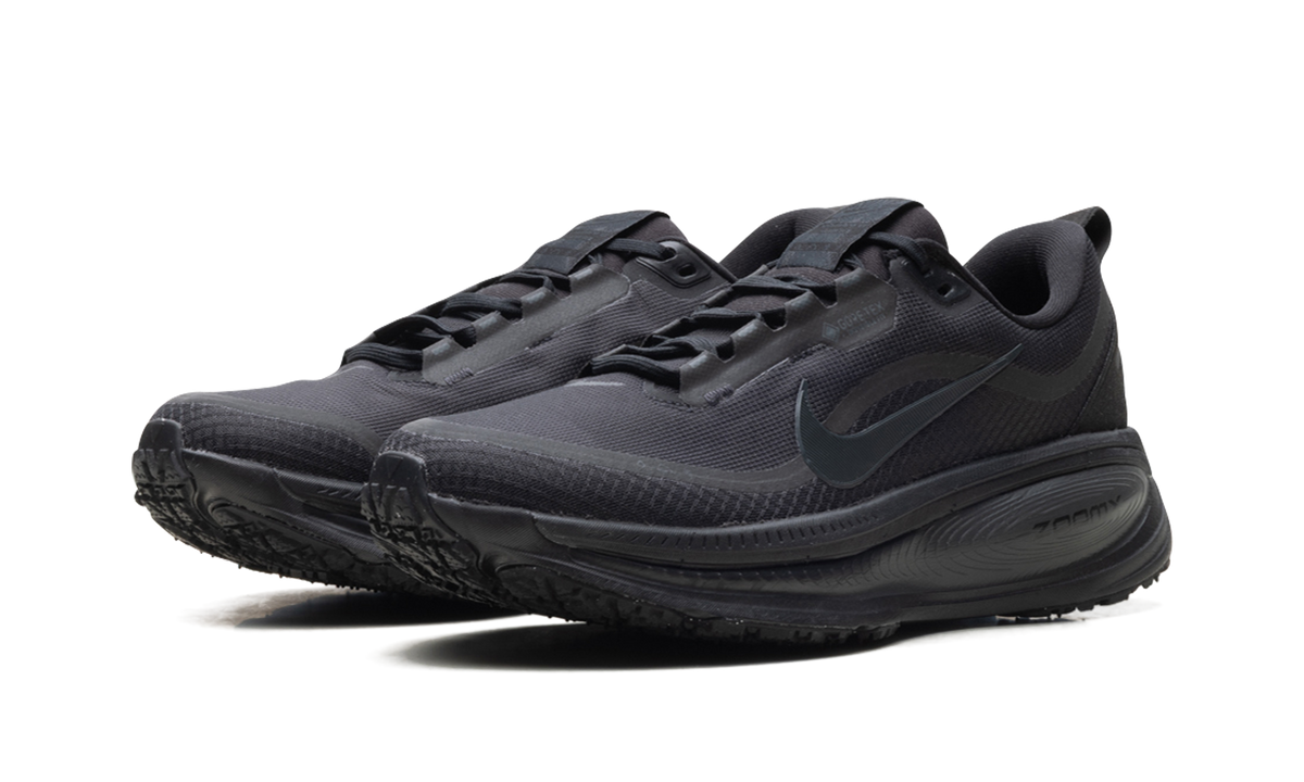 Overkicks - Nike Vomero 18 Gore-Tex Black Anthracite (HQ7001-001) - vista trasera
