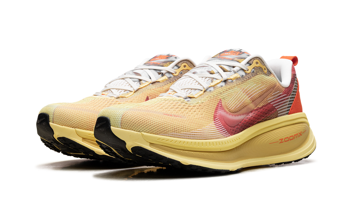 Overkicks - Nike Vomero 18 SE International Running Pack LD-1000 (IH3576-999) - vista trasera