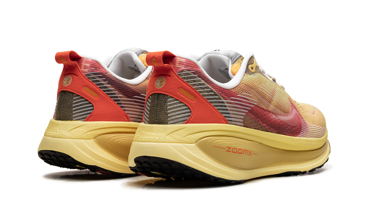 Overkicks - Nike Vomero 18 SE International Running Pack LD-1000 (IH3576-999) - par completo