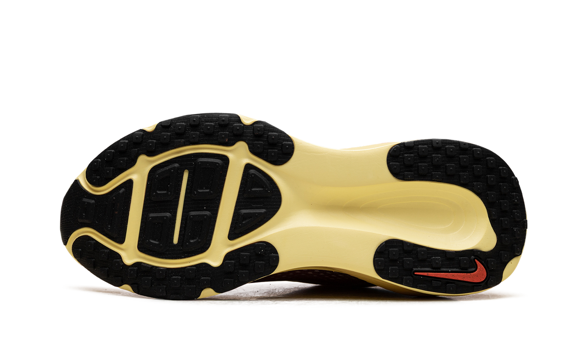 Overkicks - Nike Vomero 18 SE International Running Pack LD-1000 (IH3576-999) - vista superior