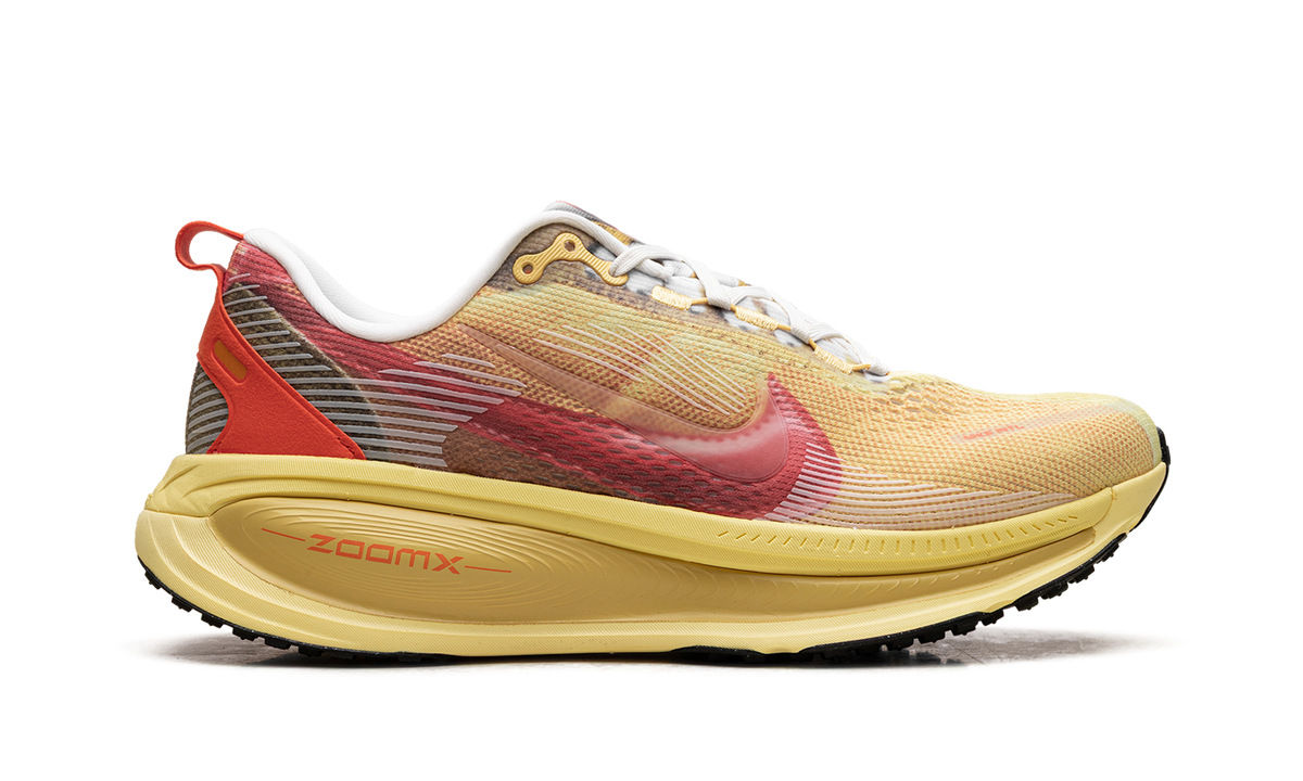 Overkicks - Nike Vomero 18 SE International Running Pack LD-1000 (IH3576-999) - detalle talon