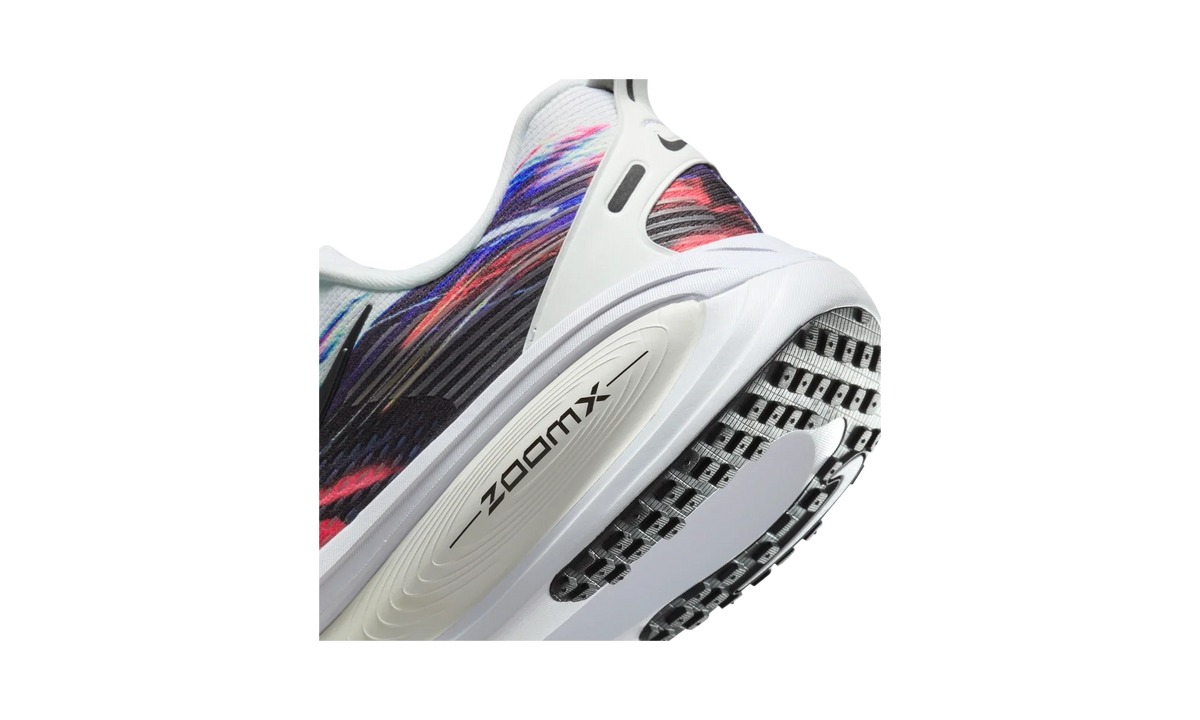 Overkicks - Nike Vomero 18 SE Light Trails (IB8164-999) - detalle