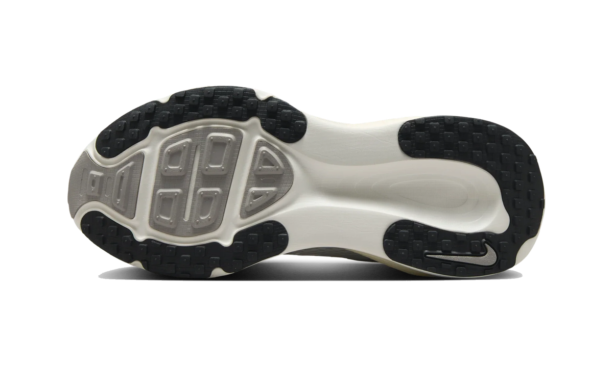 Overkicks - Nike Vomero 18 Summit White Coconut Milk (Womens) (HM6804-101) - par completo