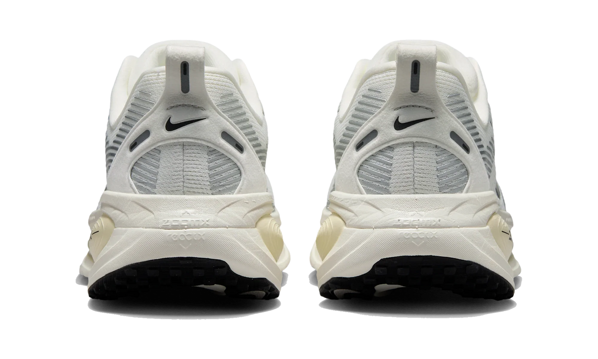 Overkicks - Nike Vomero 18 Summit White Coconut Milk (Womens) (HM6804-101) - detalle talon