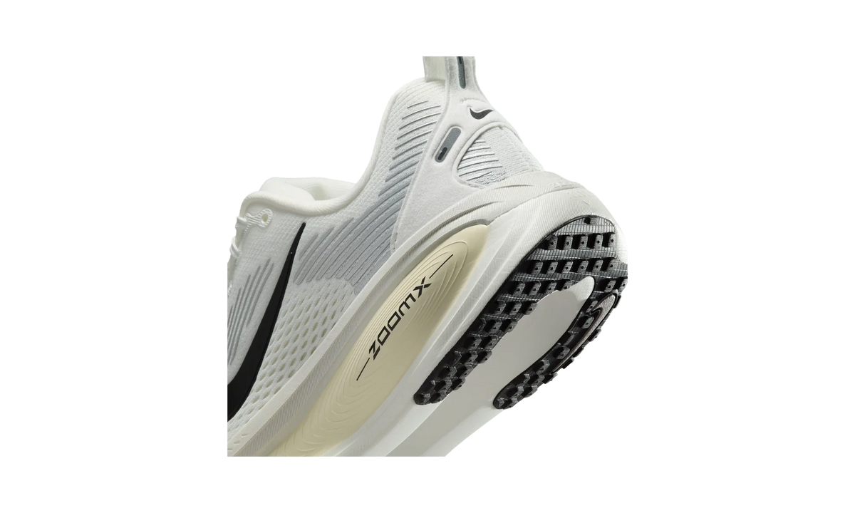 Overkicks - Nike Vomero 18 Summit White Coconut Milk (Womens) (HM6804-101) - detalle