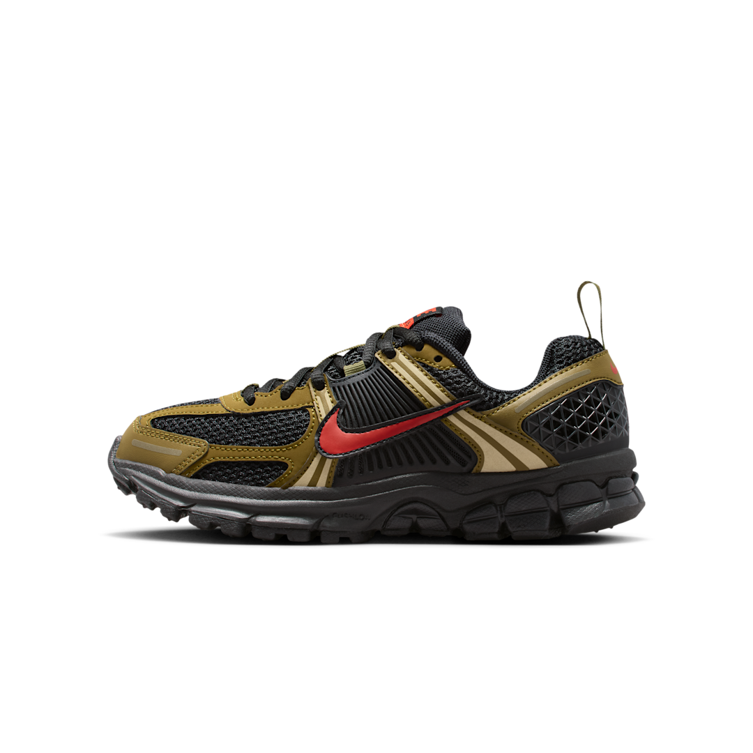 Overkicks - Nike Vomero 5 Black Olive Flak Red (GS) (HF6998-013) - vista lateral
