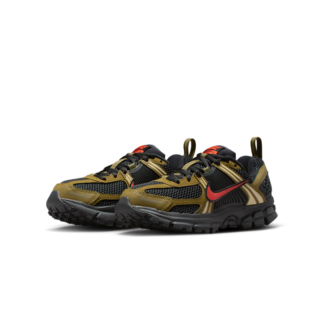 Overkicks - Nike Vomero 5 Black Olive Flak Red (GS) (HF6998-013) - imagen 2