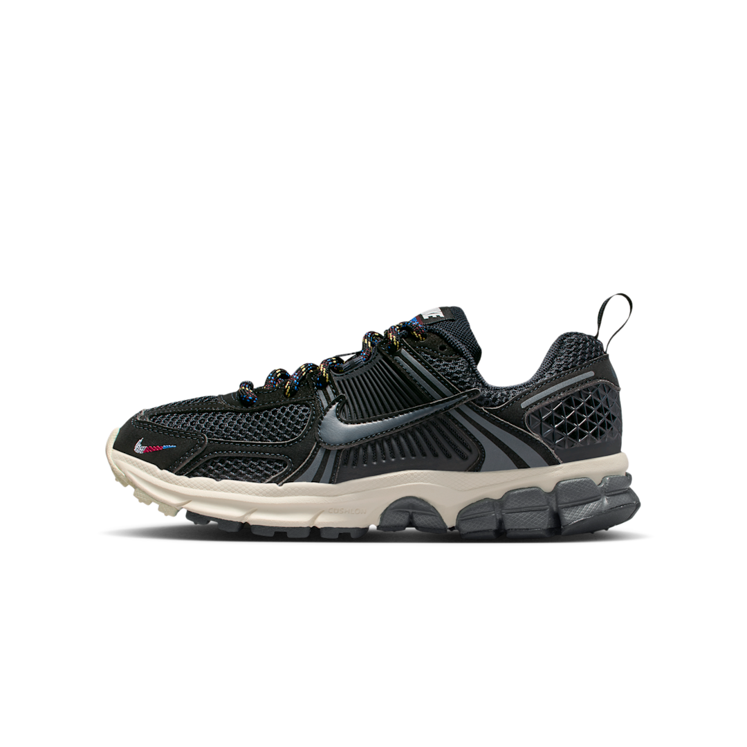 Overkicks - Nike Vomero 5 Black Soft Pearl Burgundy Crush (GS) (IB5853-001) - vista lateral