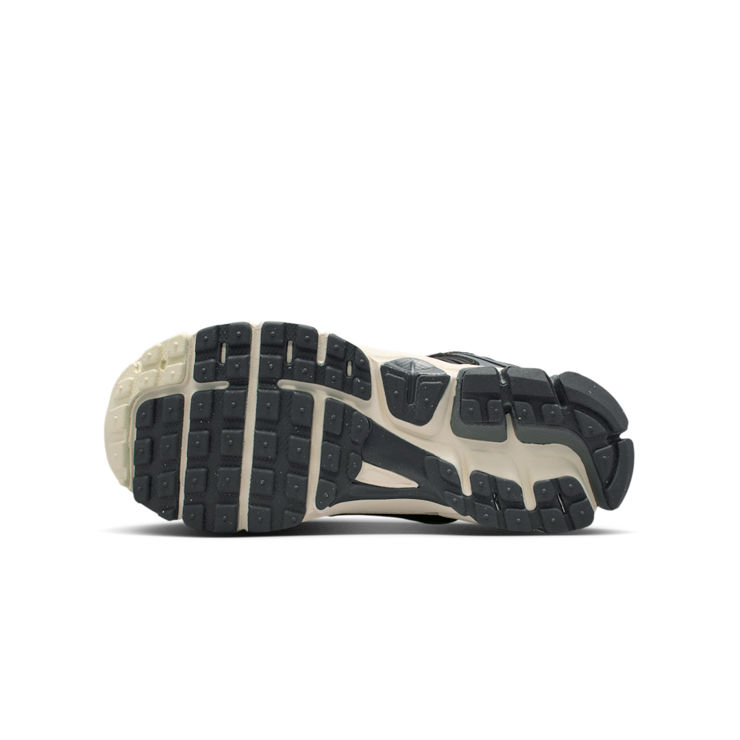 Overkicks - Nike Vomero 5 Black Soft Pearl Burgundy Crush (GS) (IB5853-001) - imagen 4