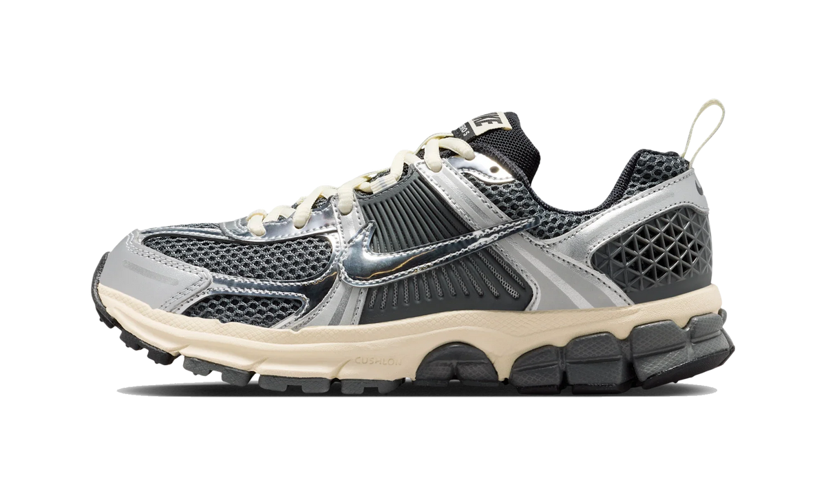Overkicks - Nike Vomero 5 Iron Grey Coconut Milk Chrome (GS) (IM9467-002) - vista lateral