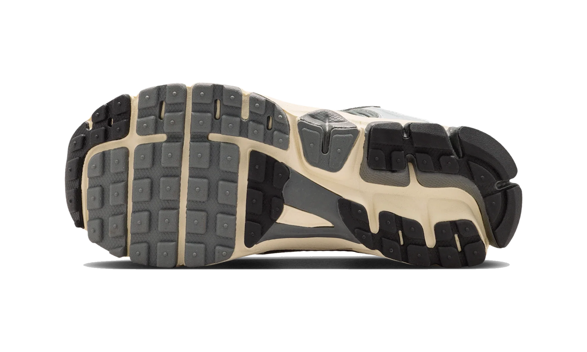 Overkicks - Nike Vomero 5 Iron Grey Coconut Milk Chrome (GS) (IM9467-002) - imagen 3