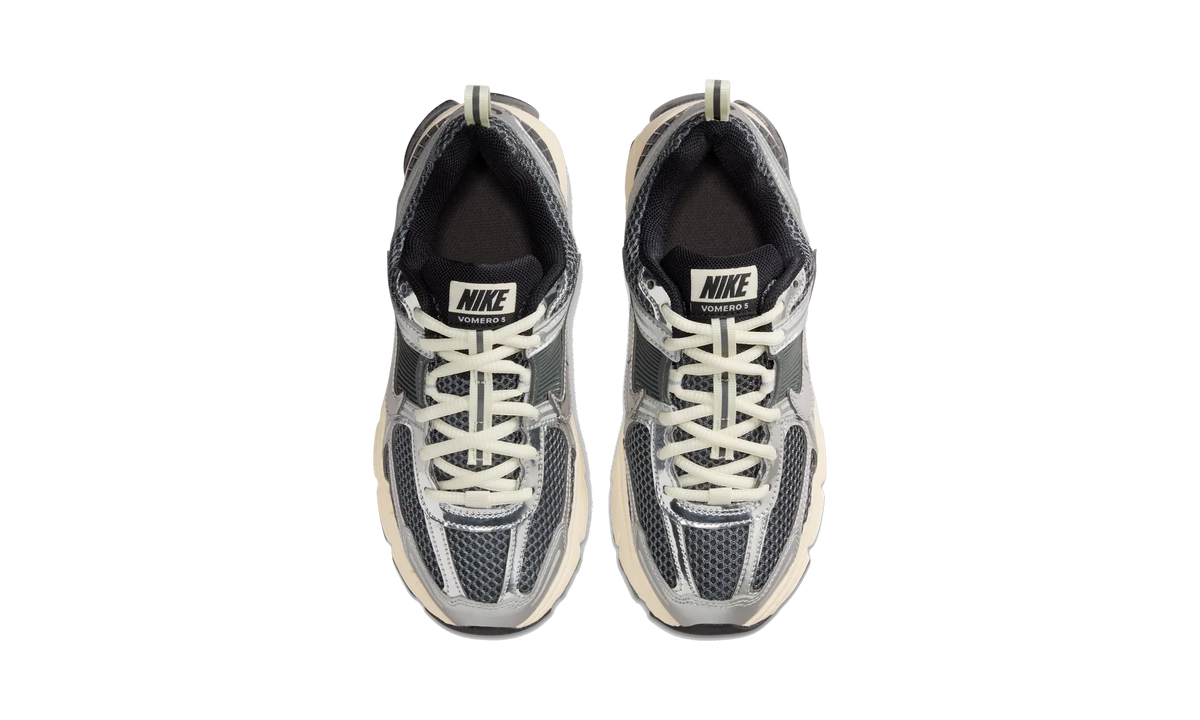 Overkicks - Nike Vomero 5 Iron Grey Coconut Milk Chrome (GS) (IM9467-002) - imagen 5