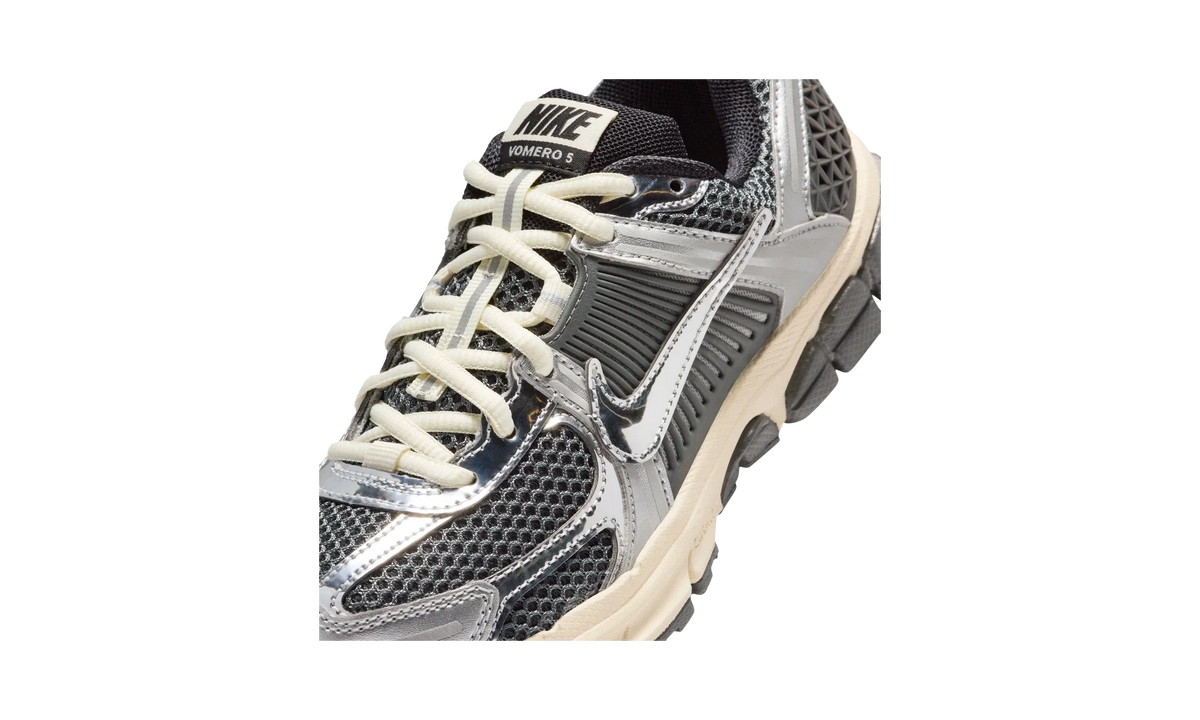 Overkicks - Nike Vomero 5 Iron Grey Coconut Milk Chrome (GS) (IM9467-002) - imagen 7