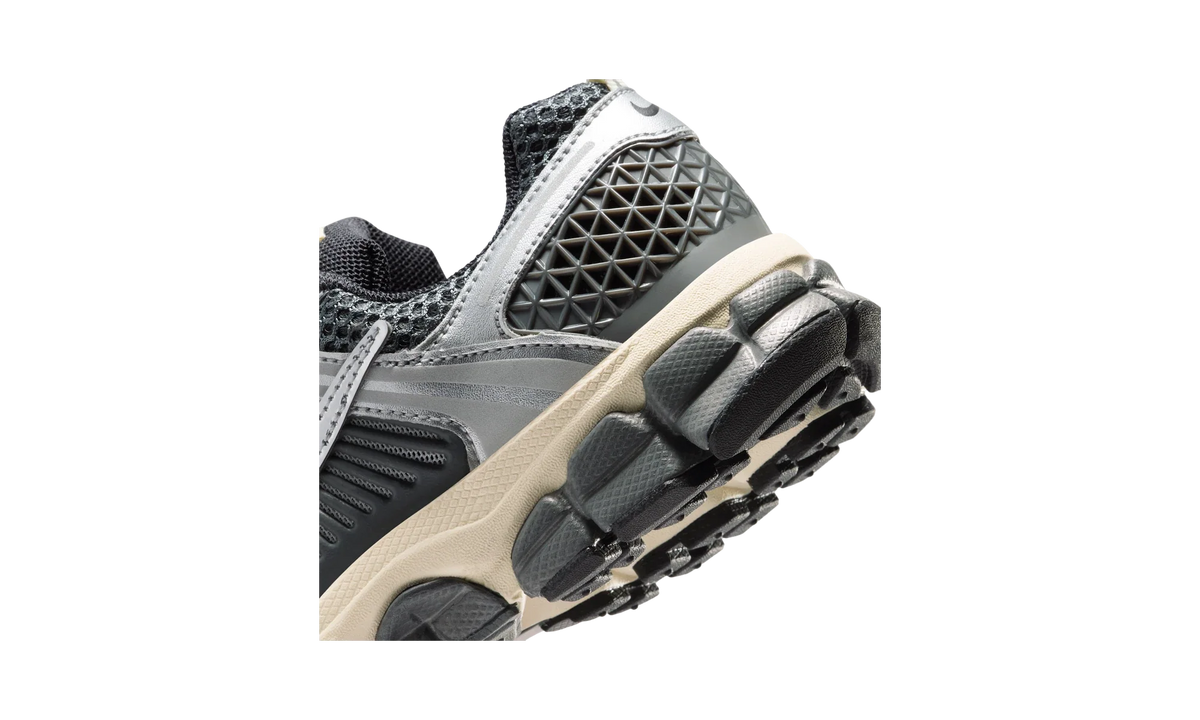 Overkicks - Nike Vomero 5 Iron Grey Coconut Milk Chrome (GS) (IM9467-002) - imagen 8