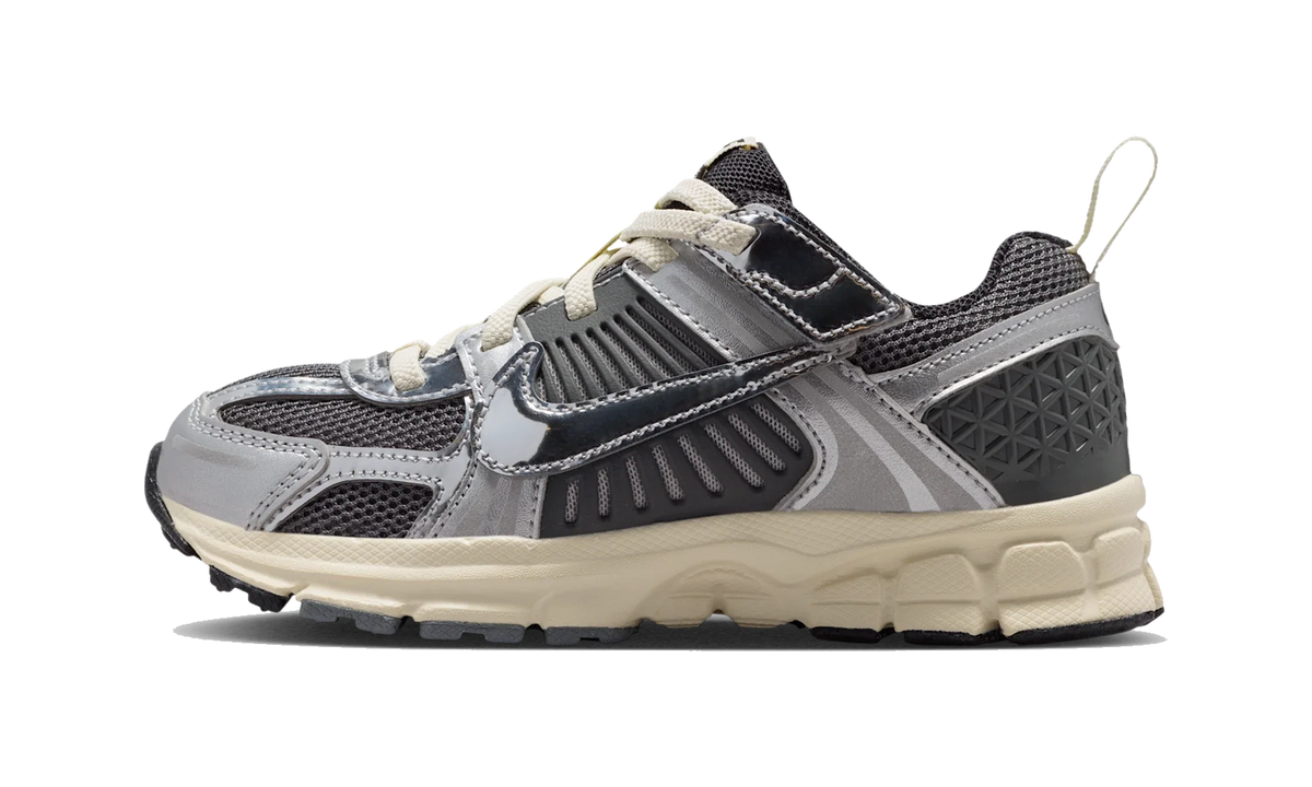 Overkicks - Nike Vomero 5 Iron Grey Coconut Milk Chrome (PS) (IM9465-002) - vista lateral