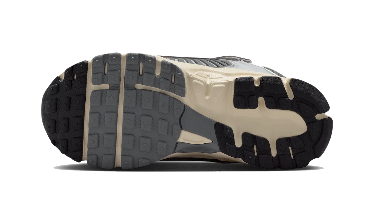 Overkicks - Nike Vomero 5 Iron Grey Coconut Milk Chrome (PS) (IM9465-002) - imagen 3