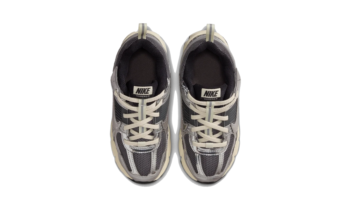 Overkicks - Nike Vomero 5 Iron Grey Coconut Milk Chrome (PS) (IM9465-002) - imagen 5
