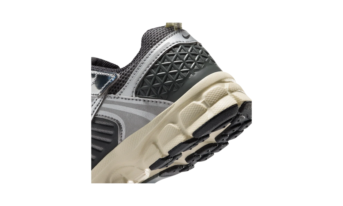 Overkicks - Nike Vomero 5 Iron Grey Coconut Milk Chrome (PS) (IM9465-002) - imagen 8