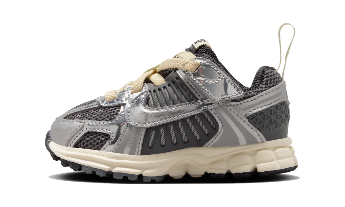 Overkicks - Nike Vomero 5 Iron Grey Coconut Milk Chrome (TD) (IM9466-002) - vista lateral