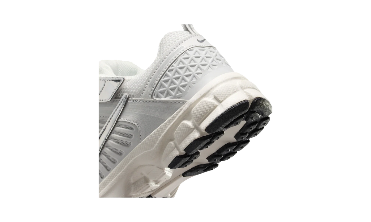 Overkicks - Nike Vomero 5 Photon Dust Chrome (PS) (IM9465-001) - imagen 8