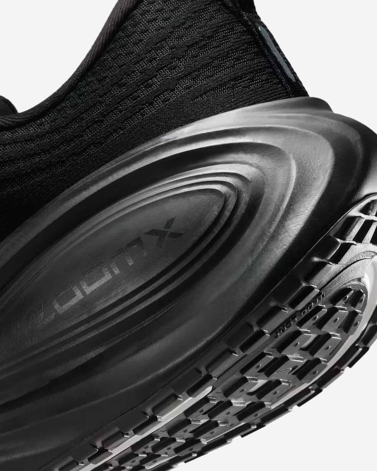 Overkicks - Nike Vomero Plus Black Anthracite (IO4482-002) - detalle talon