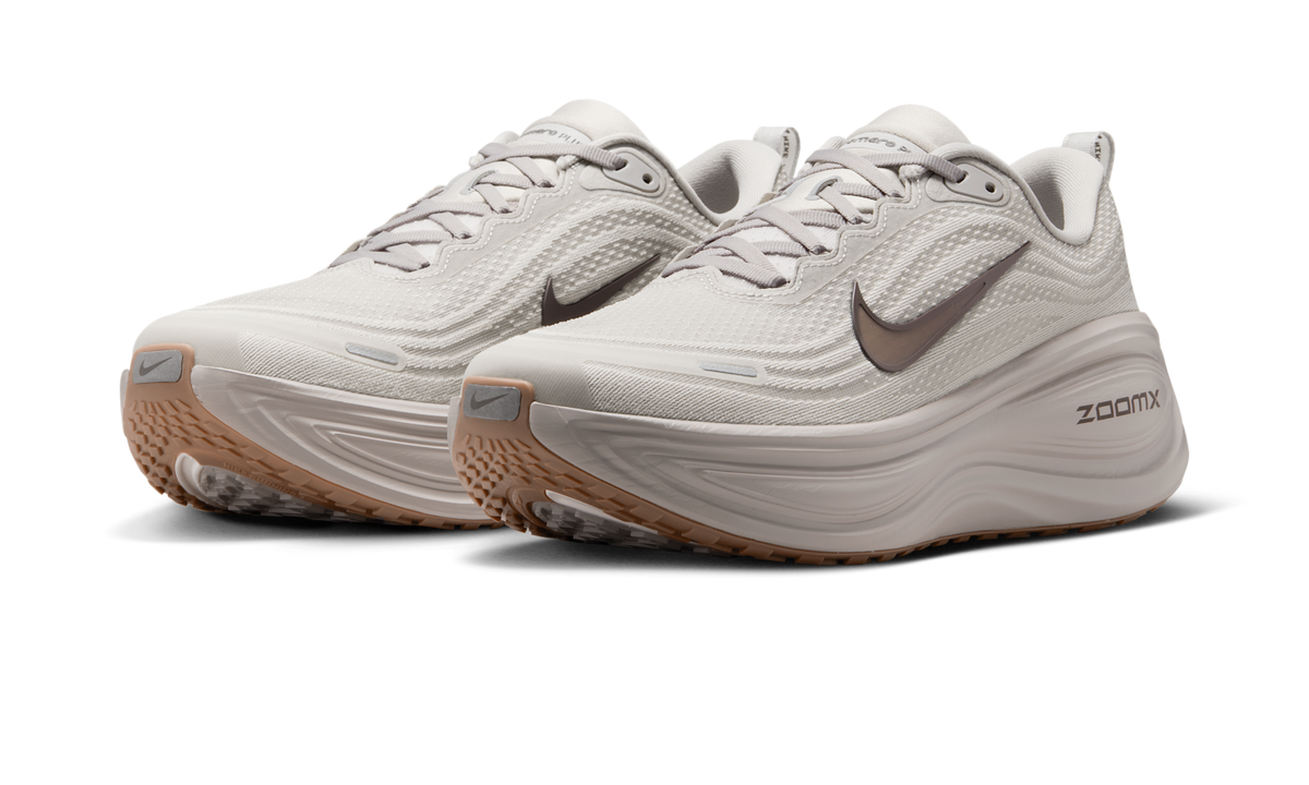 Overkicks - Nike Vomero Plus College Grey Light Iron Ore Gum (HV8150-005) - vista trasera