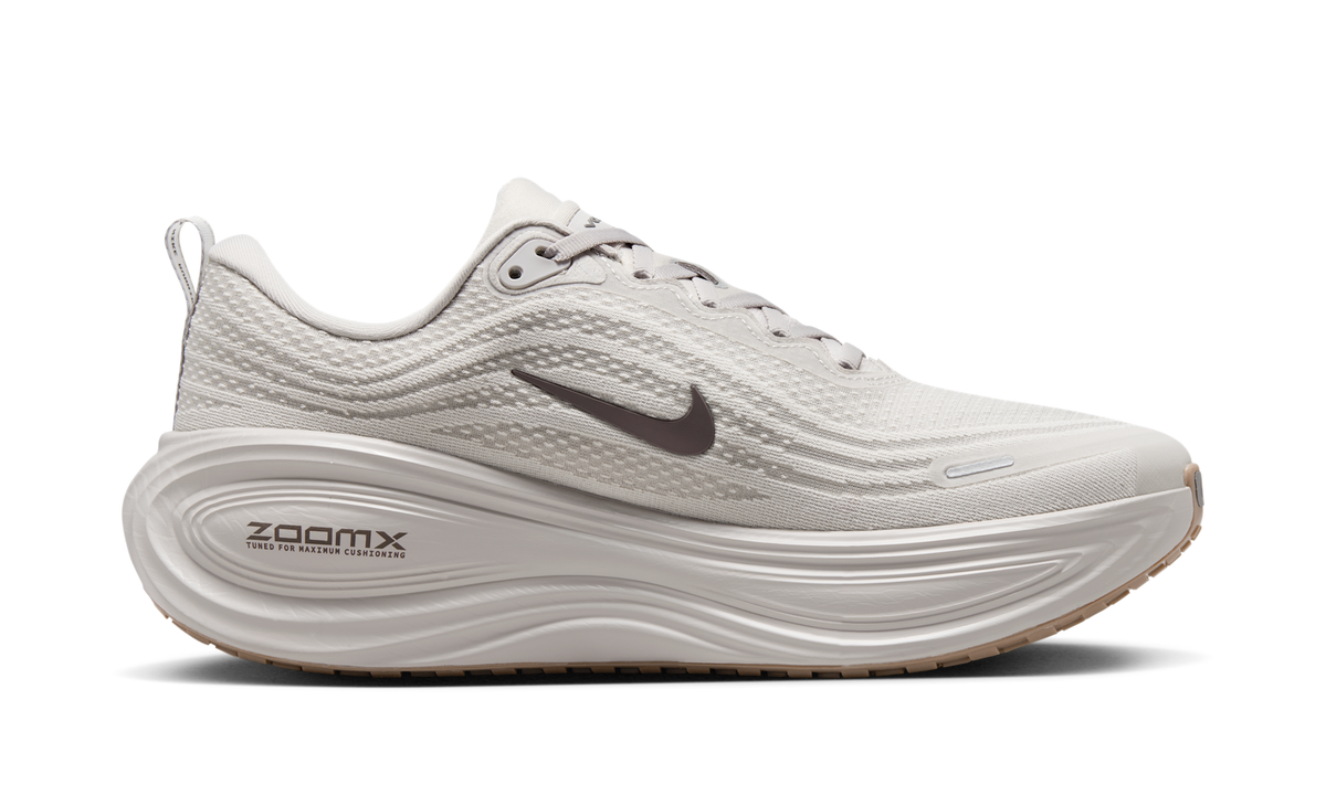 Overkicks - Nike Vomero Plus College Grey Light Iron Ore Gum (HV8150-005) - detalle suela