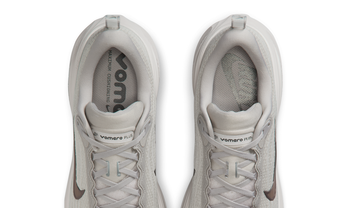 Overkicks - Nike Vomero Plus College Grey Light Iron Ore Gum (HV8150-005) - vista superior
