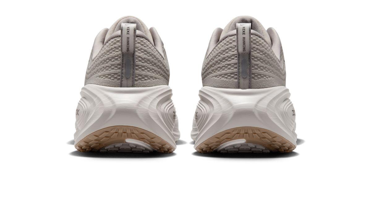 Overkicks - Nike Vomero Plus College Grey Light Iron Ore Gum (HV8150-005) - detalle talon