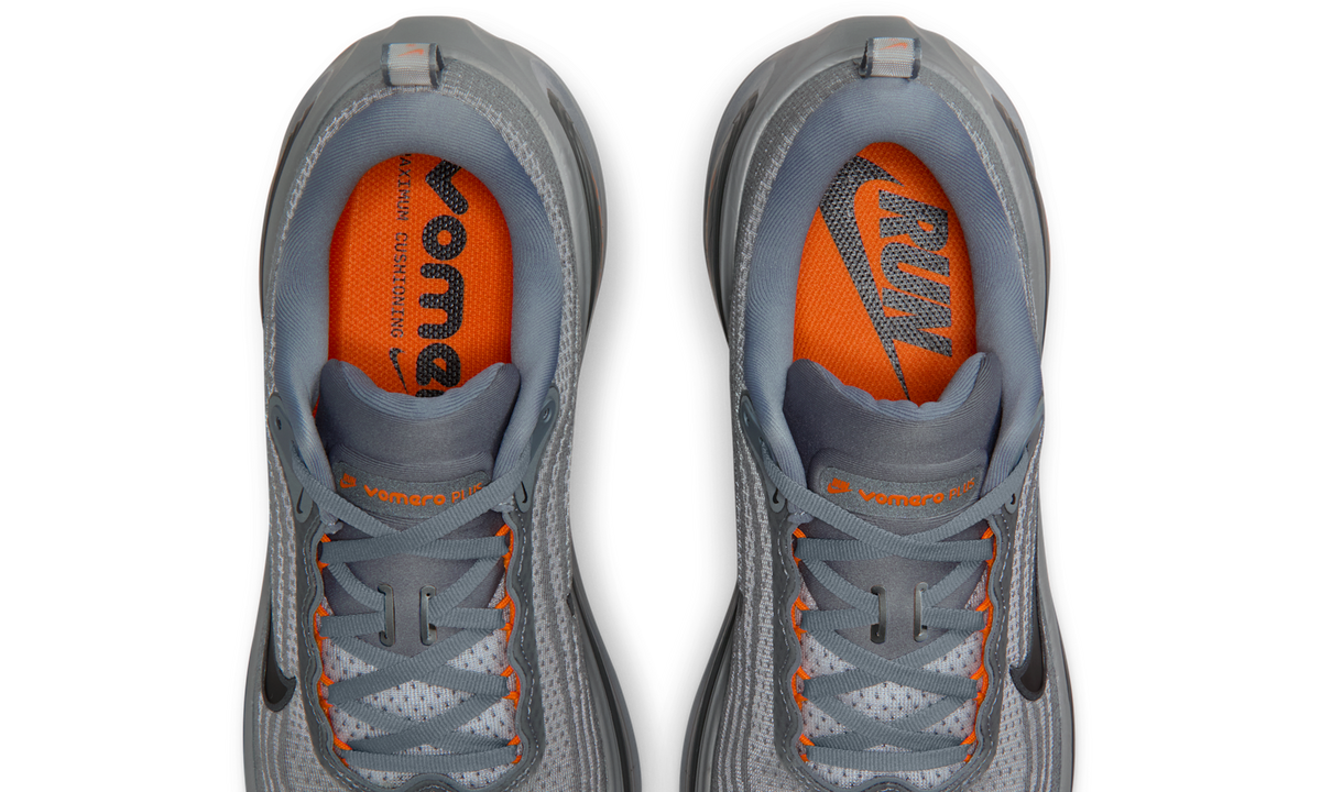 Overkicks - Nike Vomero Plus Cool Grey Safety Orange Black (HV8150-014) - vista superior