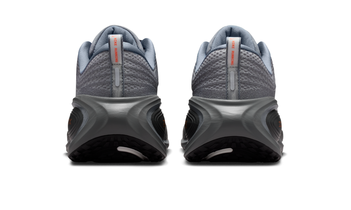 Overkicks - Nike Vomero Plus Cool Grey Safety Orange Black (HV8150-014) - detalle talon