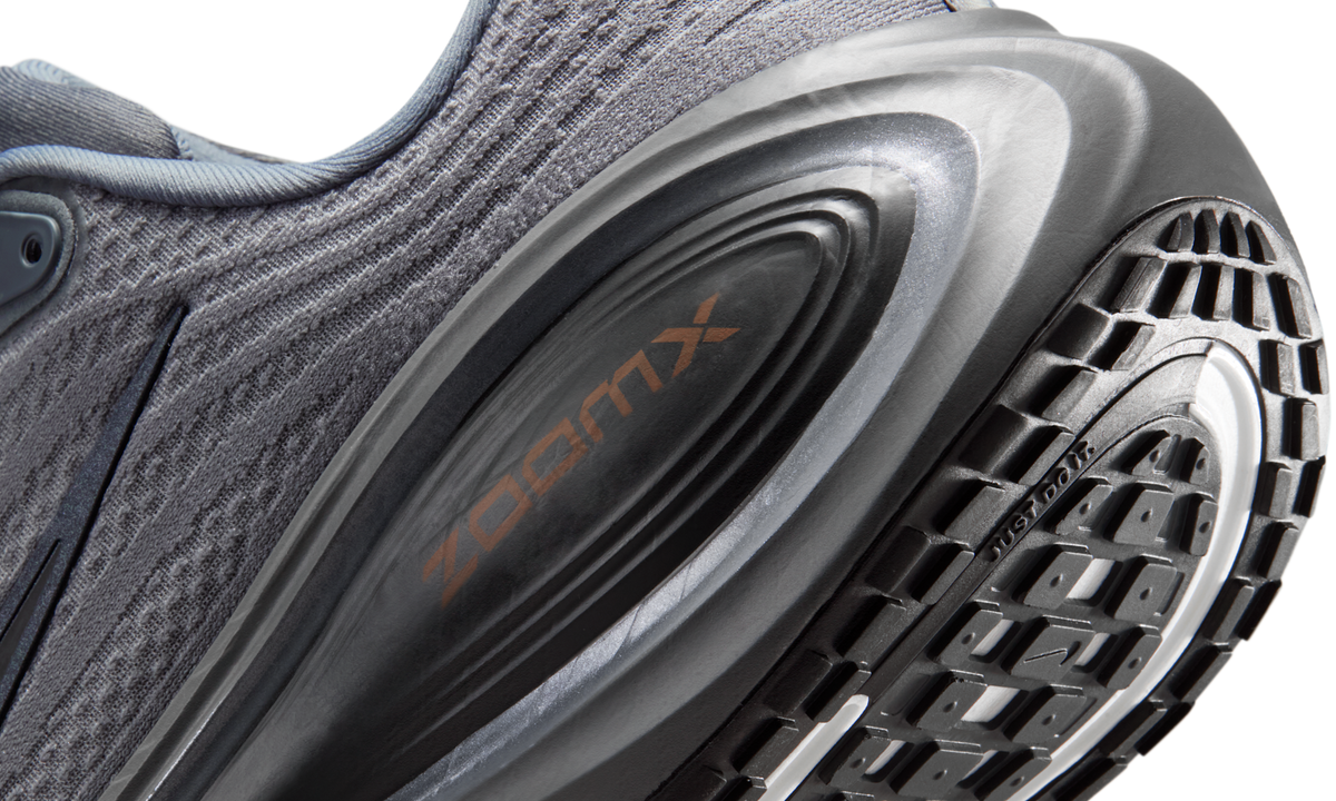 Overkicks - Nike Vomero Plus Cool Grey Safety Orange Black (HV8150-014) - detalle
