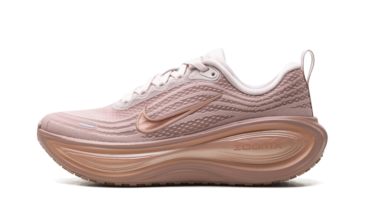 Overkicks - Nike Vomero Plus Particle Pink Rose Gold (Womens) (HV8154-601) - vista lateral