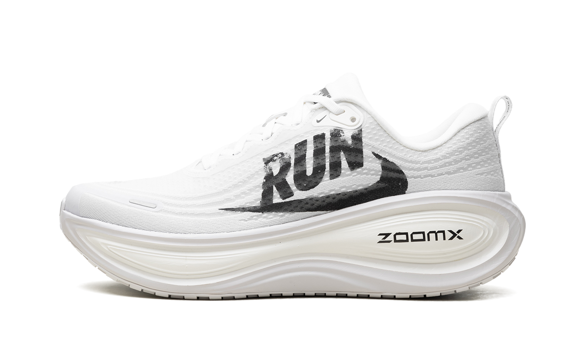 Overkicks - Nike Vomero Plus Run (IH2268-100) - vista lateral