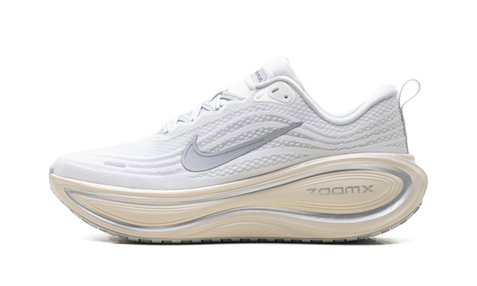 Overkicks - Nike Vomero Plus Running is Mental (IQ0308-094) - vista lateral