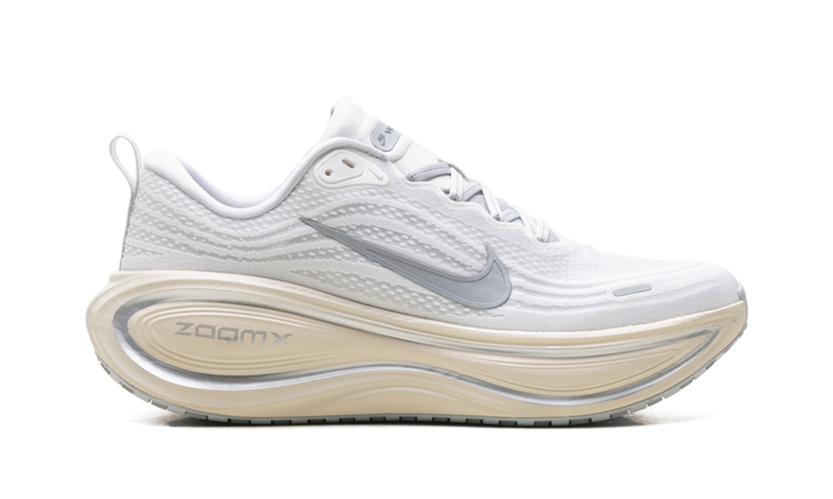 Overkicks - Nike Vomero Plus Running is Mental (IQ0308-094) - detalle talon