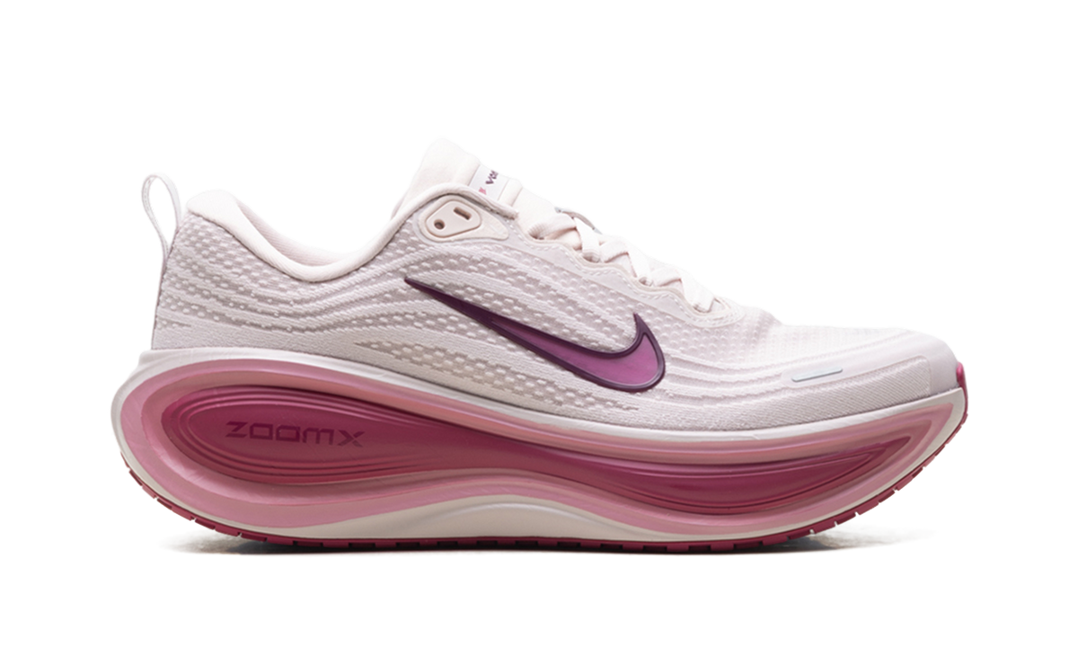 Overkicks - Nike Vomero Plus Silt Red Sweet Beet Bordeaux (Womens) (HV8154-602) - detalle talon