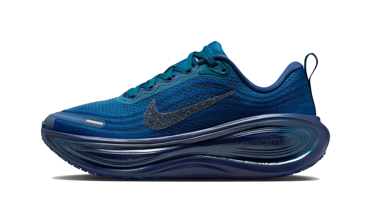 Overkicks - Nike Vomero Plus Swarovski Blue Force (Womens) (IM7389-499) - vista lateral