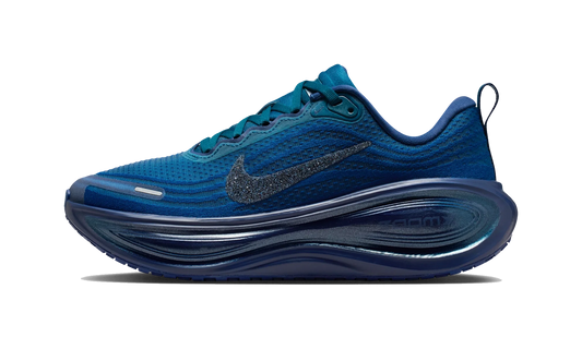 Overkicks - Nike Vomero Plus Swarovski Blue Force (Womens) (IM7389-499) - vista lateral