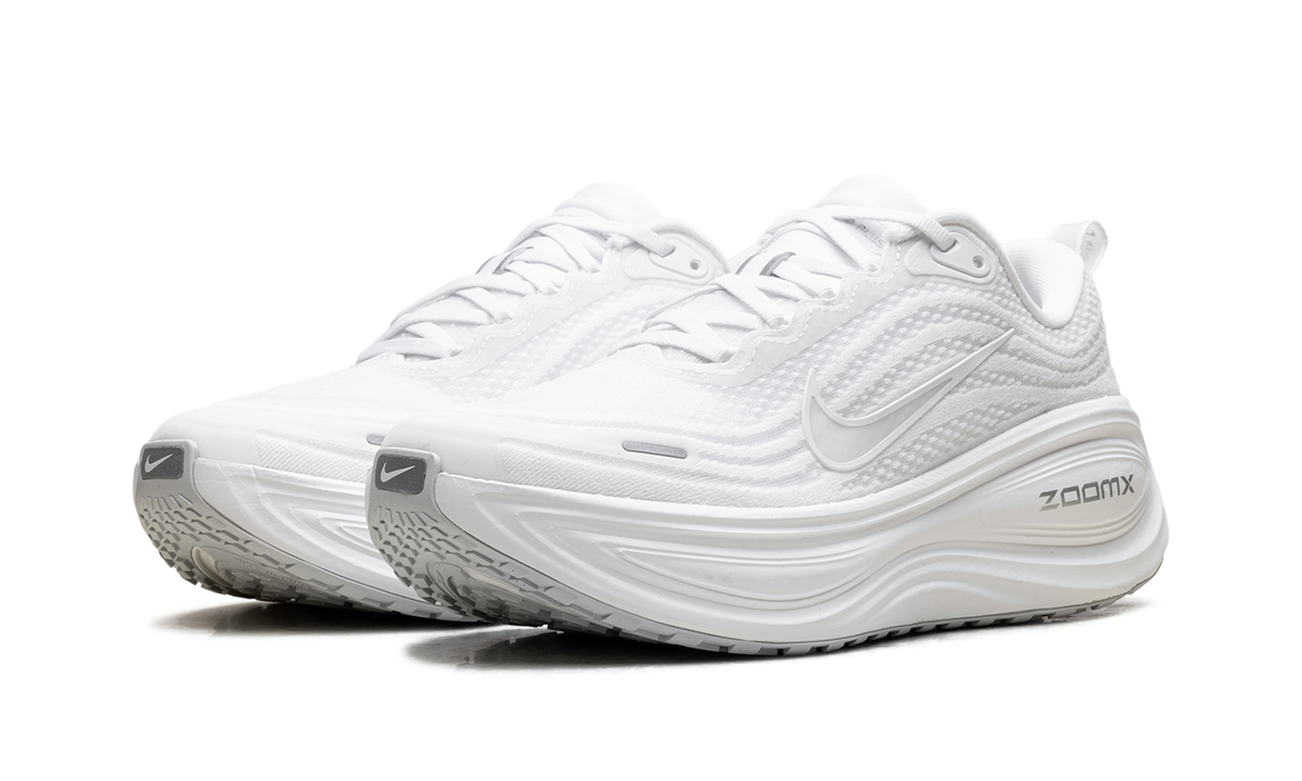 Overkicks - Nike Vomero Plus Triple White (Womens) (HV8154-102) - vista trasera