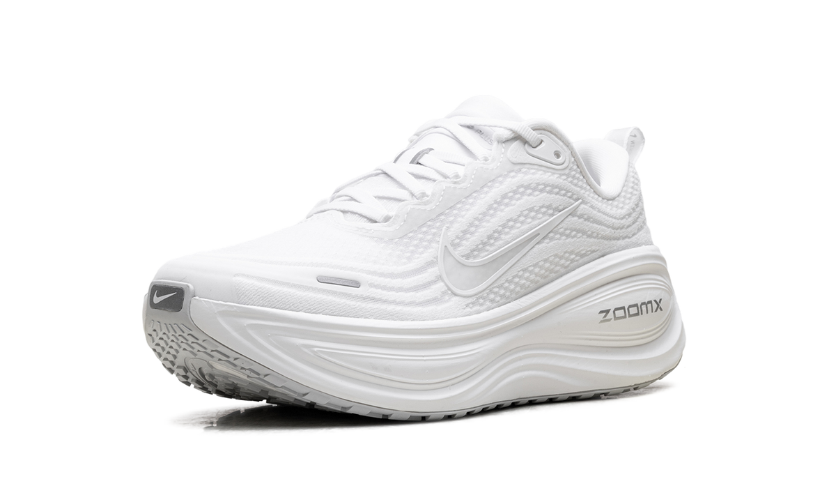 Overkicks - Nike Vomero Plus Triple White (Womens) (HV8154-102) - detalle suela