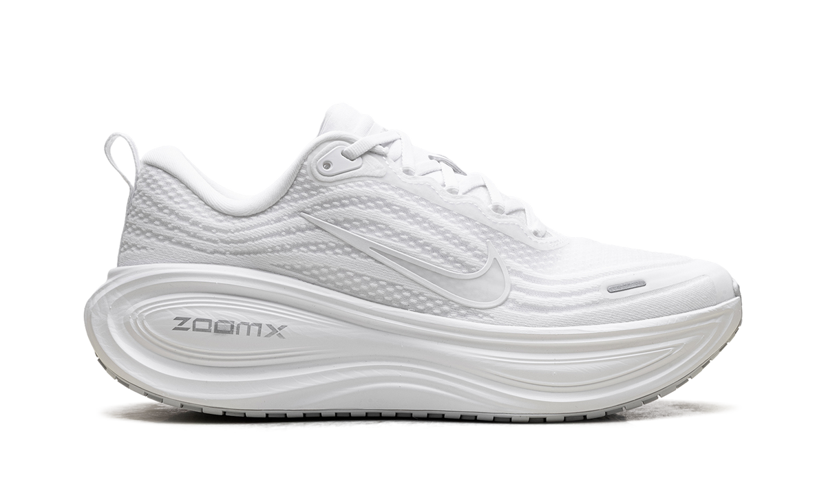Overkicks - Nike Vomero Plus Triple White (Womens) (HV8154-102) - detalle talon